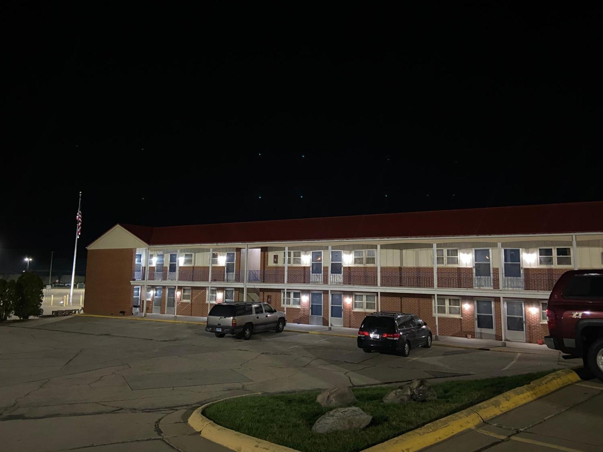 Colonial Inn Dyersville Exterior photo